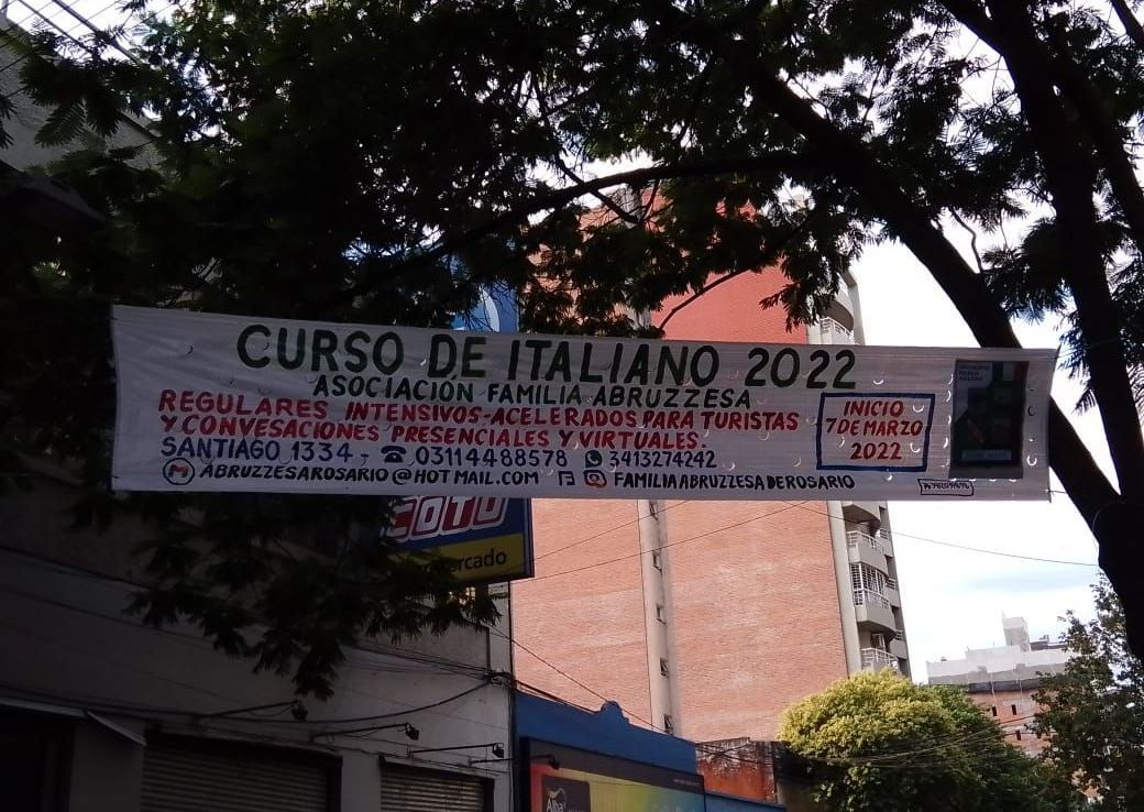 Un cartel que dice 'curso de italiano 2022'