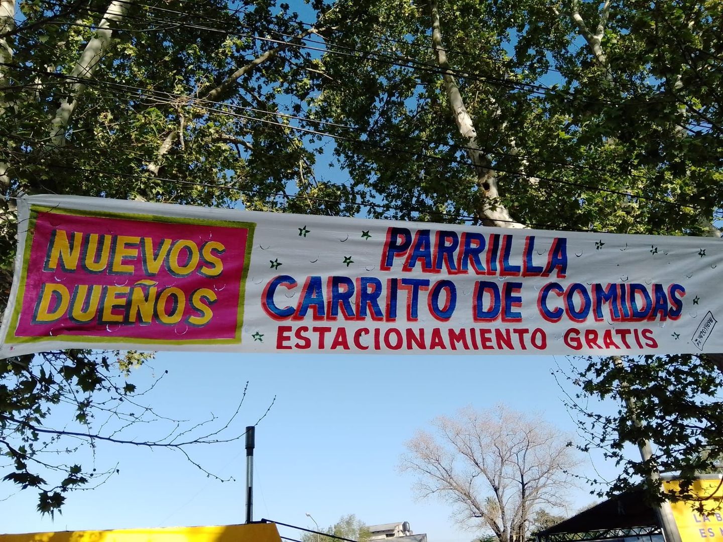 A sign that says parrilla carrito de comidas on it