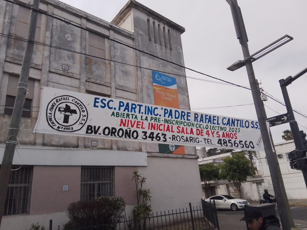 Un edificio con una pancarta que dice ESC PART INC Padre Ramiel Canillo