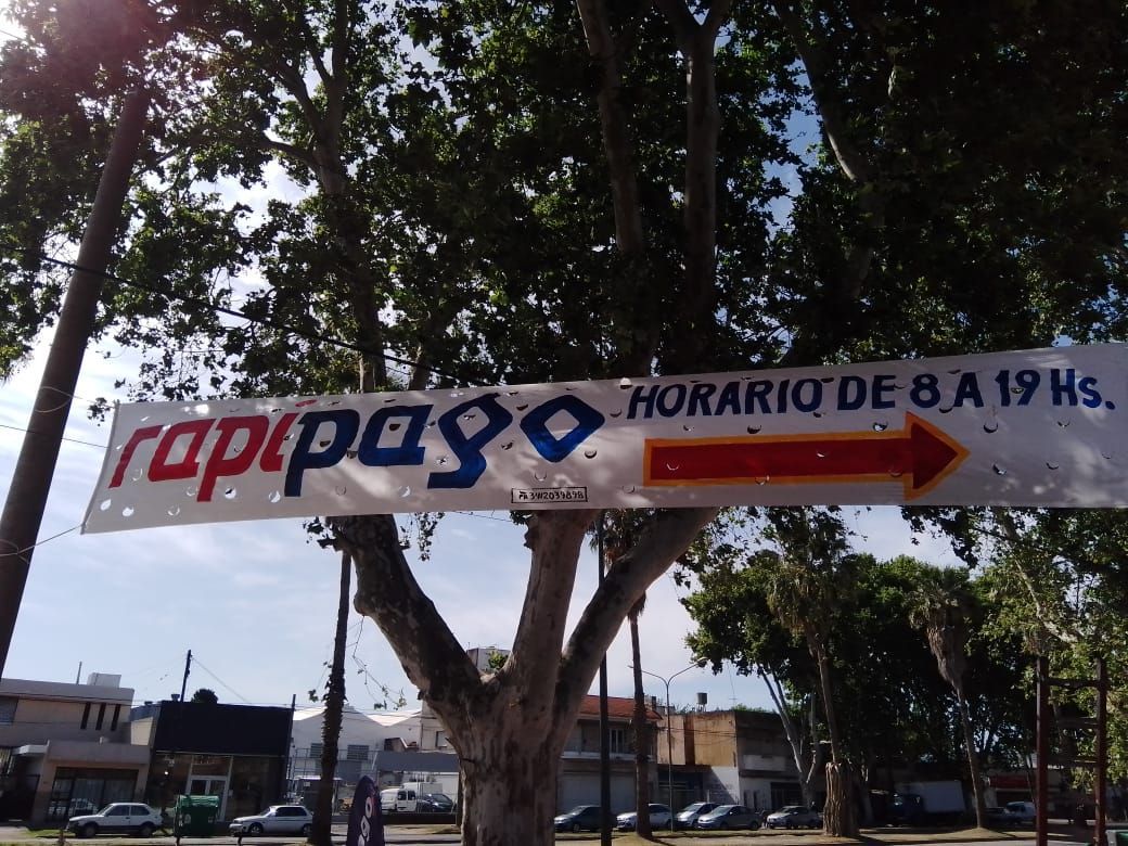 Un cartel colgado de un árbol que dice rapipaso