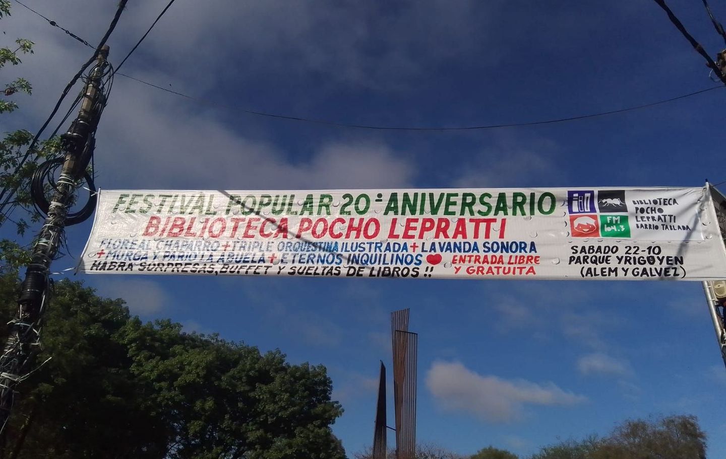 Una pancarta que dice festival popular 20 aniversario en ella