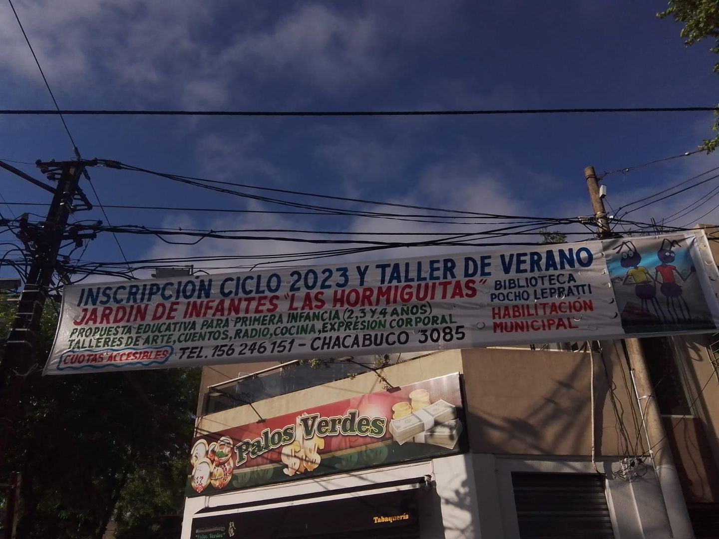 Un cartel de Taller de Verano cuelga sobre un edificio.
