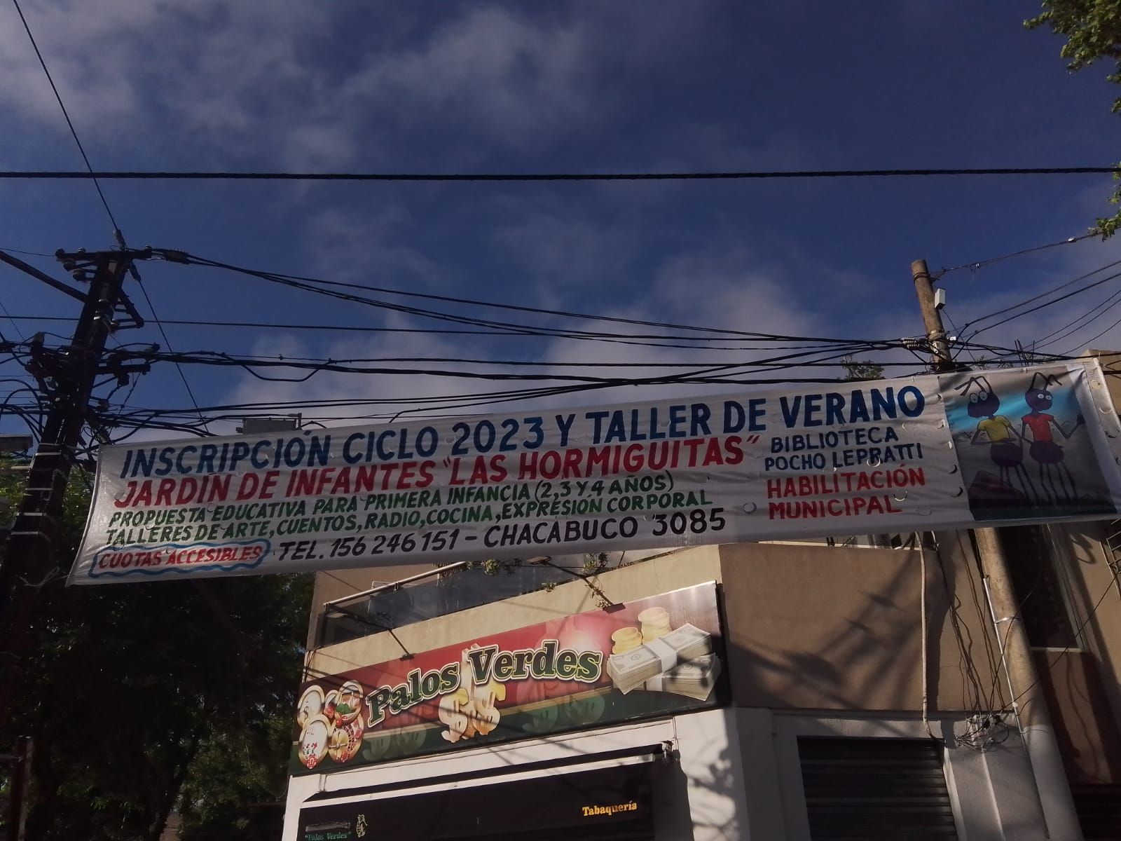 Un cartel de Taller de Verano cuelga sobre un edificio.