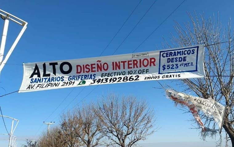 Un cartel que dice Alto Diseño Interior cuelga de un poste.