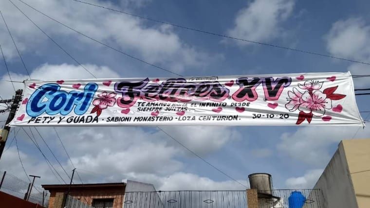 Una gran pancarta cuelga de una valla delante de un edificio.