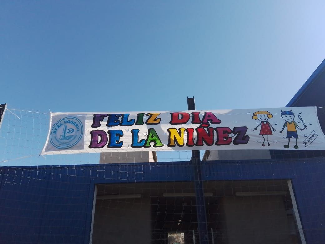 A sign that says feliz día de la niñez on it