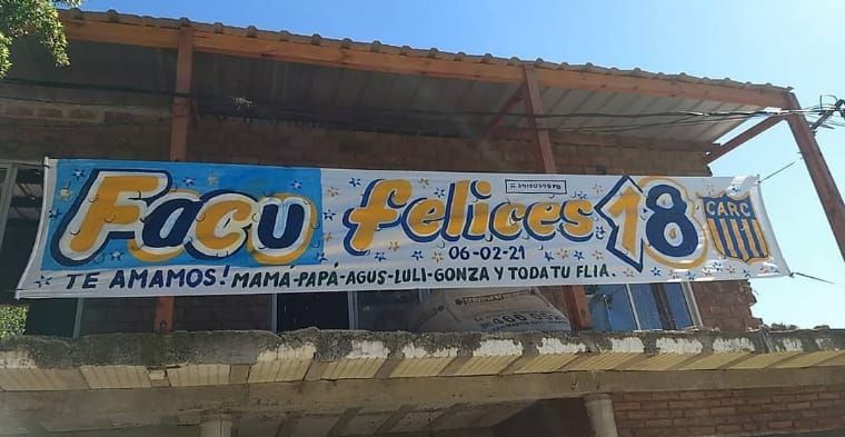 Un cartel en el costado de un edificio dice facu felices 18