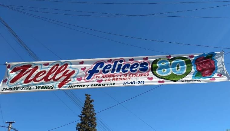 Una pancarta que dice Nelly Felices está colgada de un cable eléctrico.