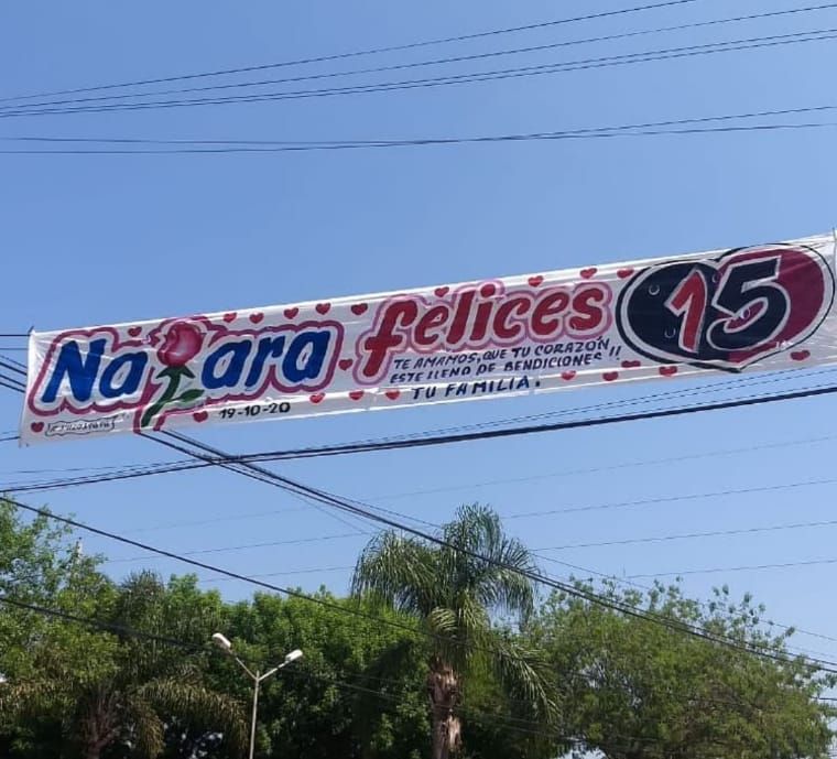 Una pancarta colgada de un cable eléctrico que dice 