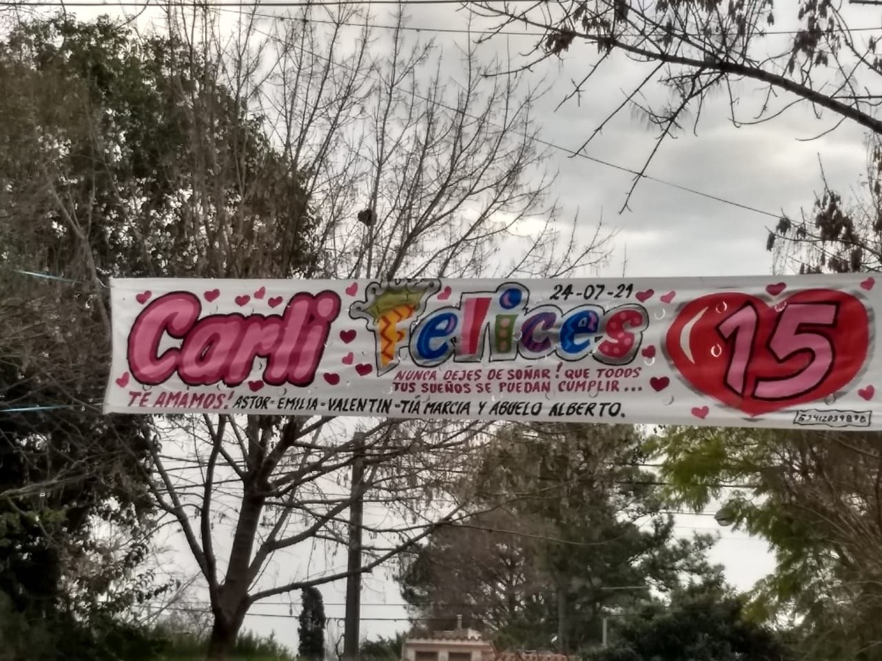 Un cartel que dice Carli Felices 15.