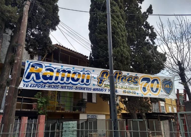 Una pancarta colgada de un poste que dice Ramón.