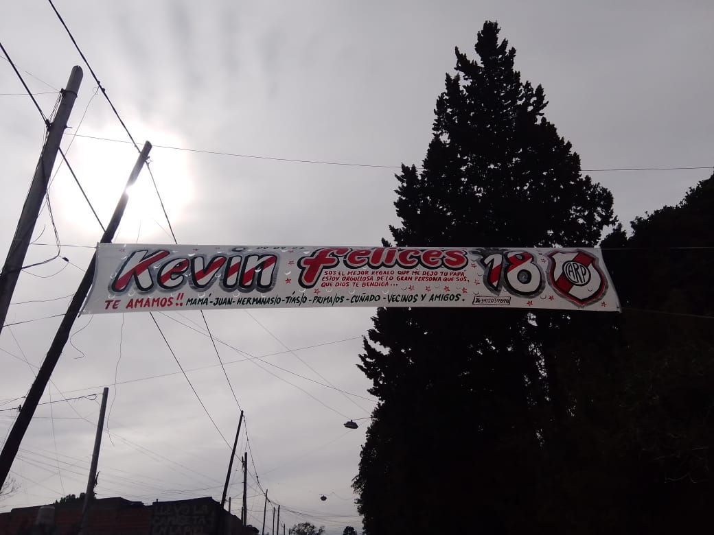 Un cartel que dice Kevin en rojo y blanco.
