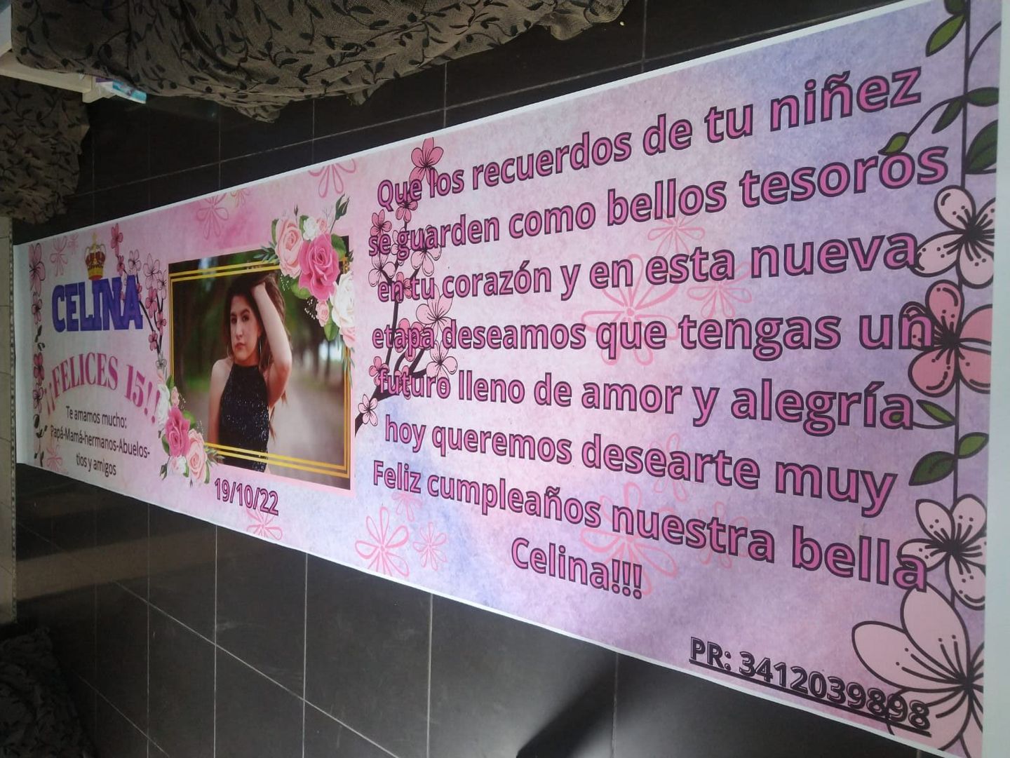 Una pancarta con la imagen de una mujer.