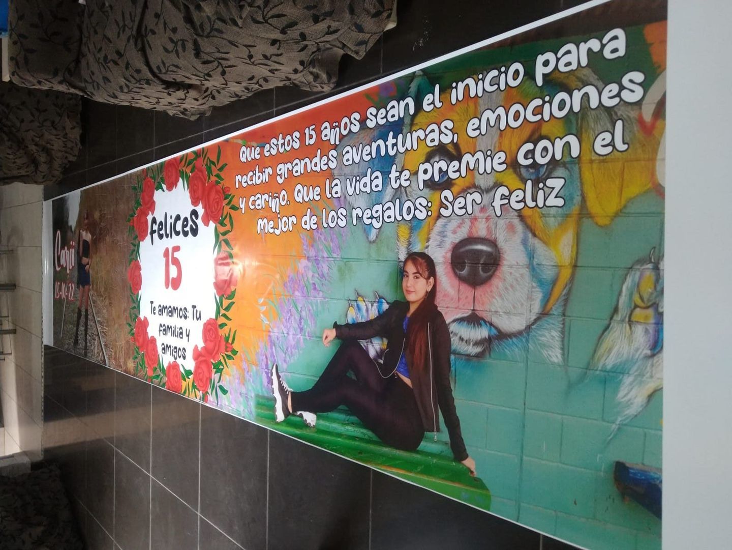Un cartel con la imagen de una mujer tendida en el suelo.