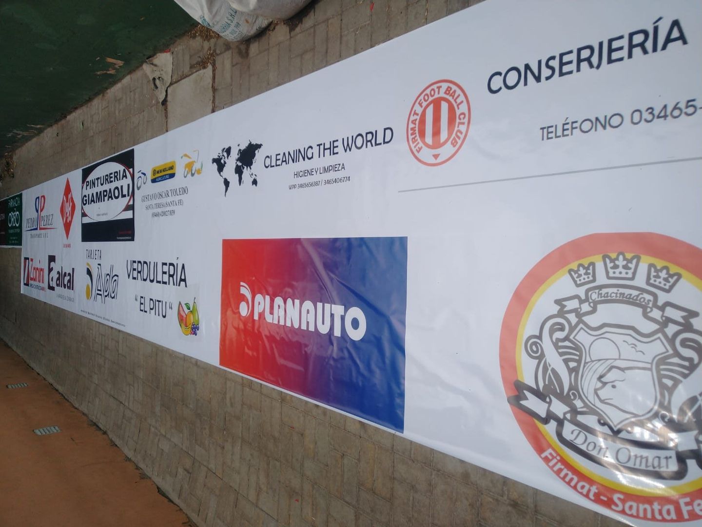 Una pancarta blanca larga con varios logotipos.