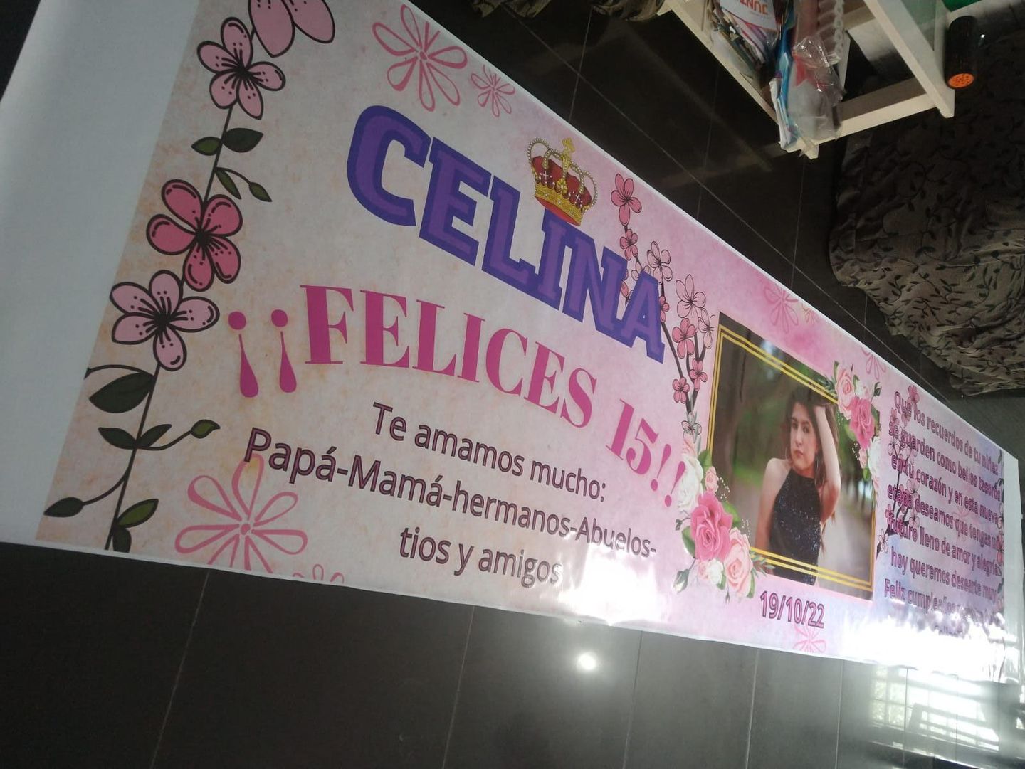 Una gran pancarta rosa con la imagen de una niña.