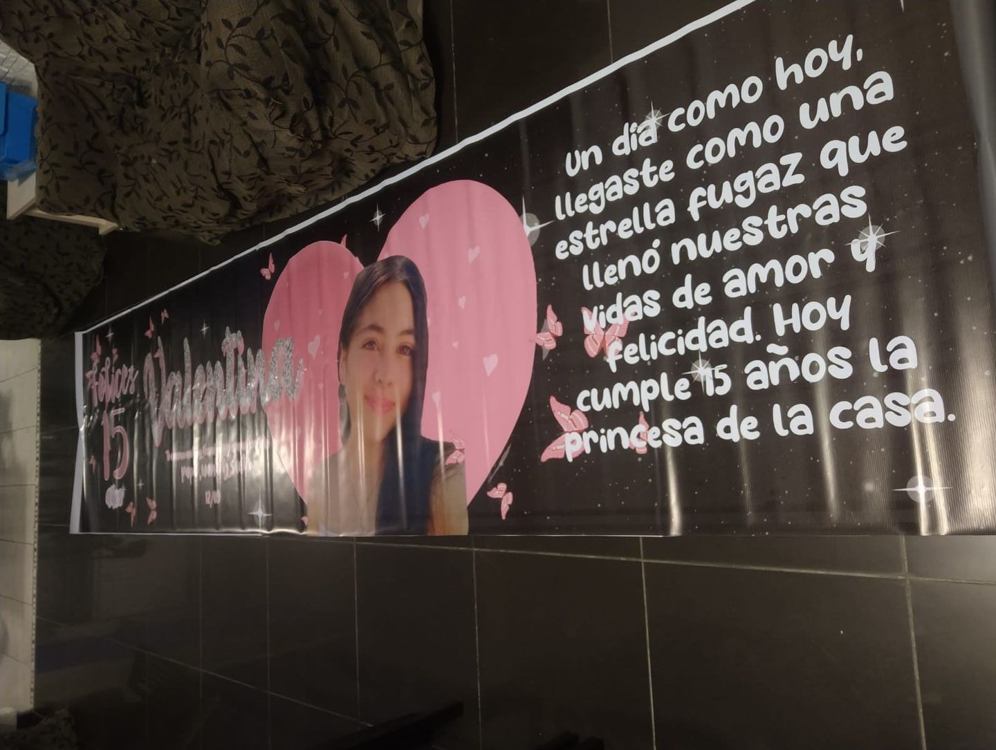 Una pancarta negra con la imagen de una mujer.
