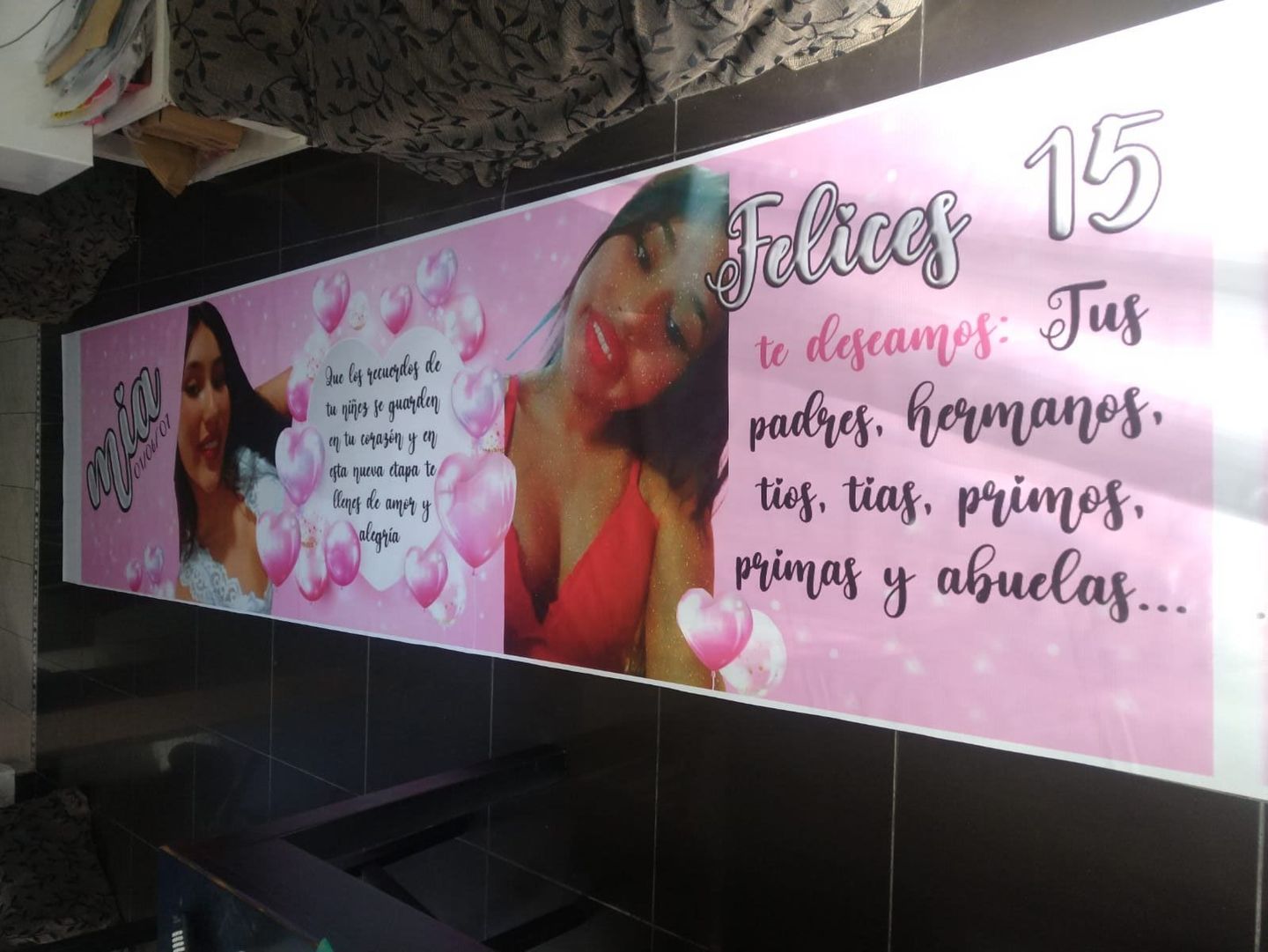 Una pancarta rosa con la imagen de una mujer y la fecha 15 de julio.