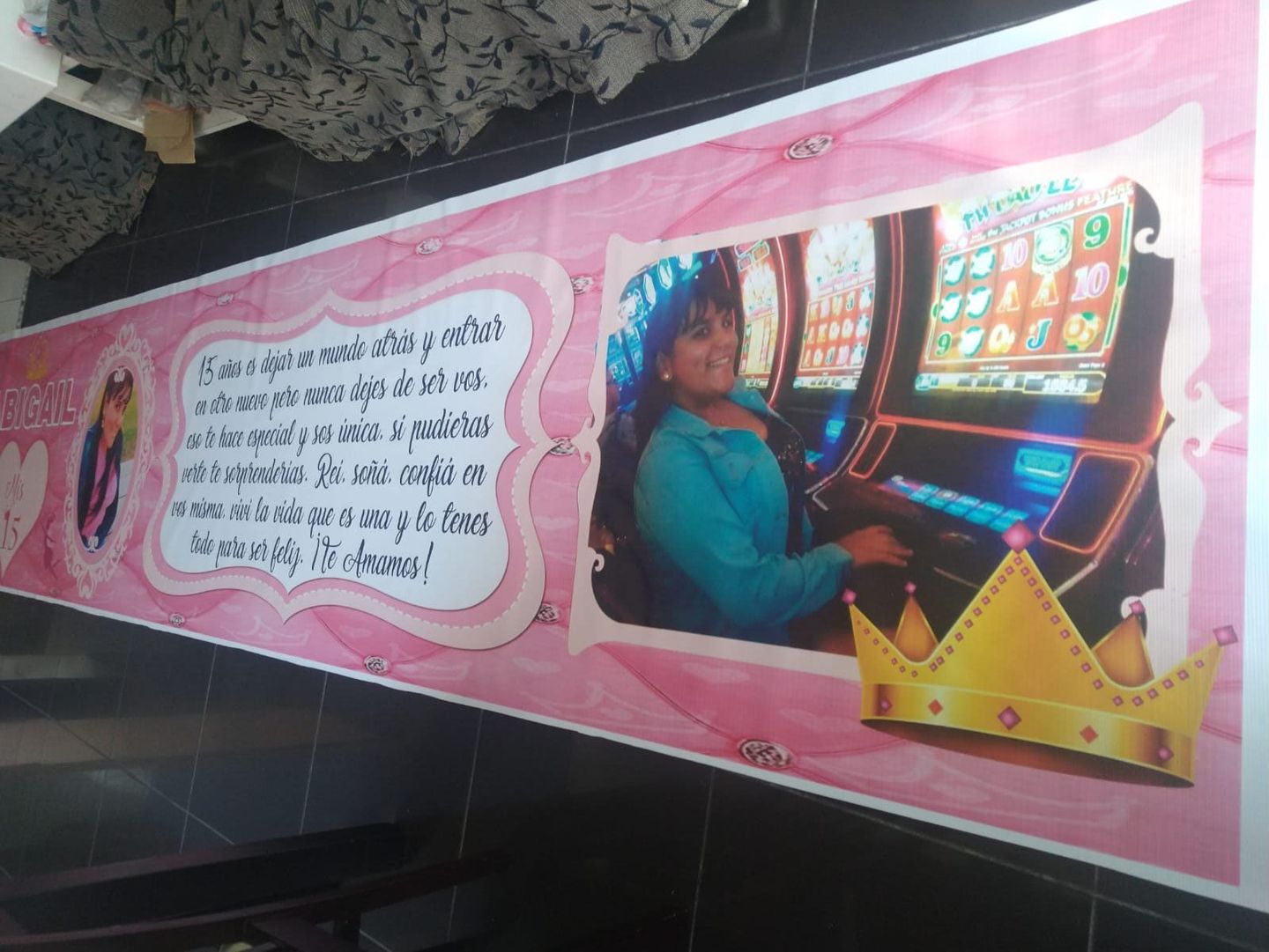 Una pancarta rosa con la imagen de un hombre jugando a una máquina tragamonedas.