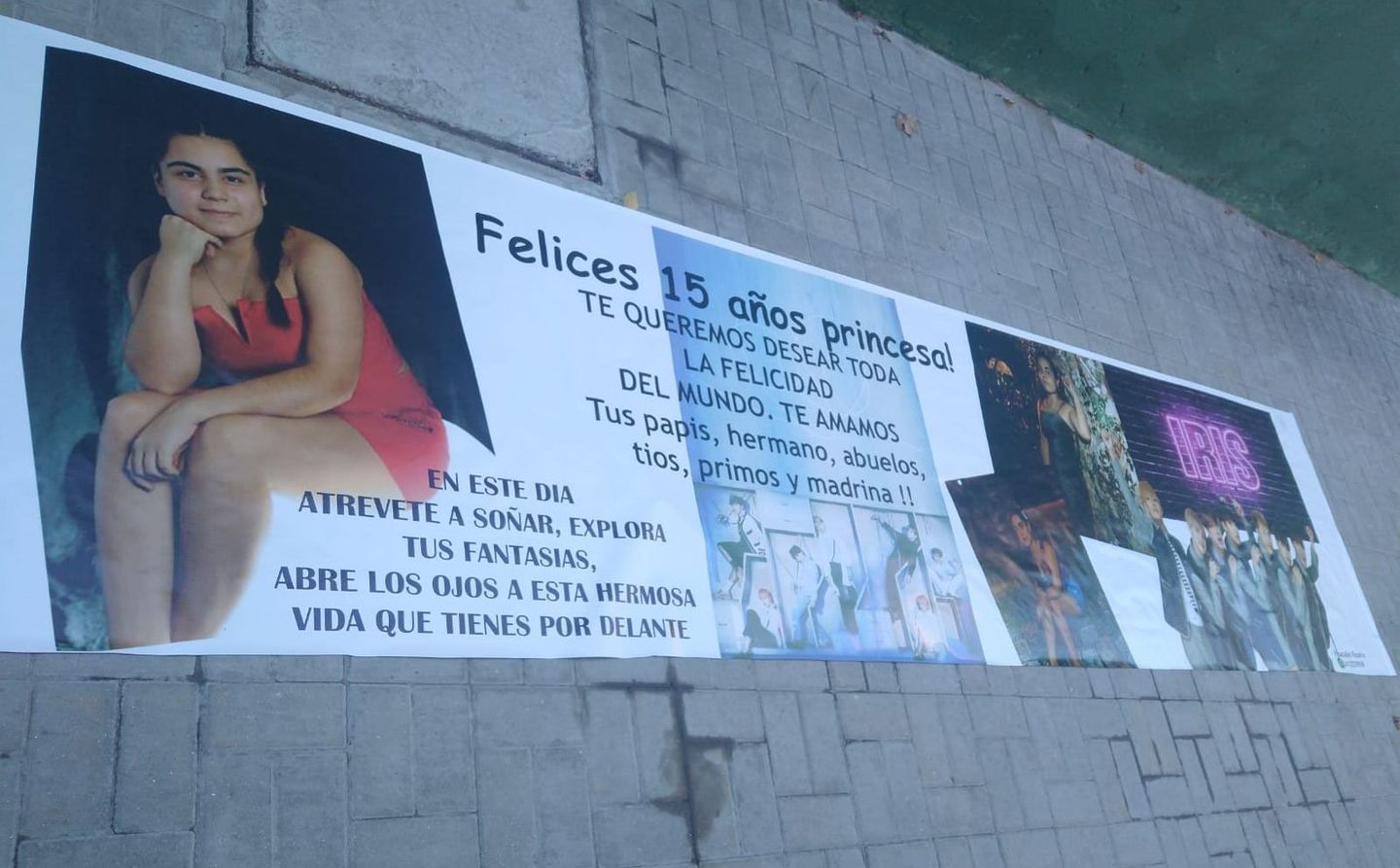 Un cartel que dice felices con una imagen de una mujer.