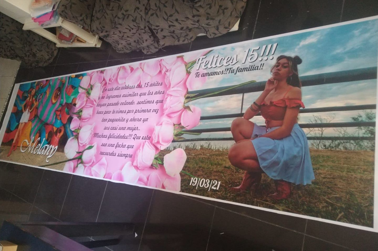 Un cartel con la imagen de un hombre y una mujer.