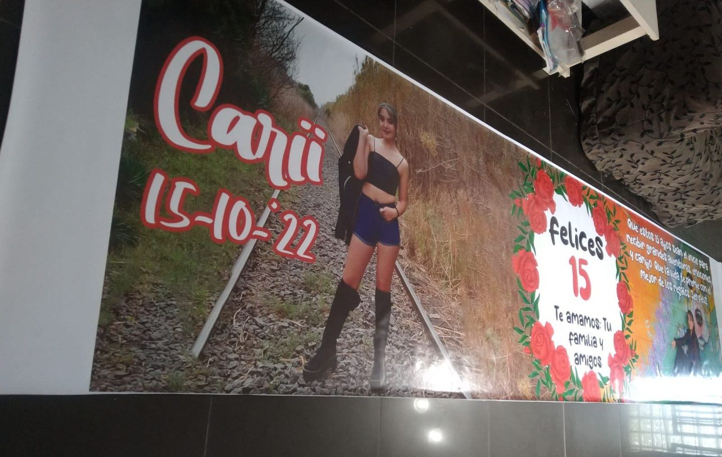 Un cartel grande con la imagen de una mujer sentada en un suelo de baldosas.