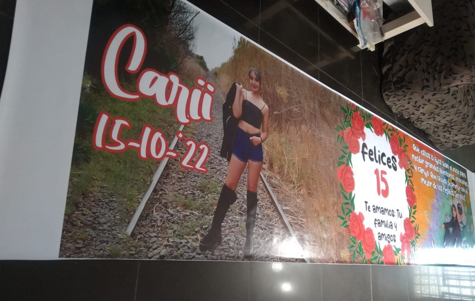 Un cartel grande con la imagen de una mujer sentada en un suelo de baldosas.