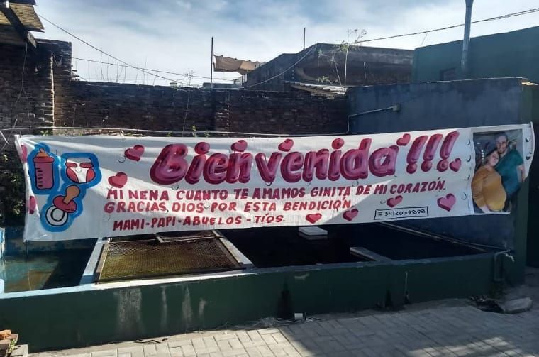 Una pancarta que dice bienvenido está colgada en una pared.