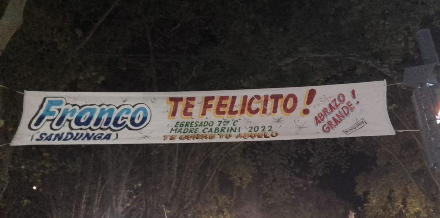 Una pancarta que dice franco te felicita