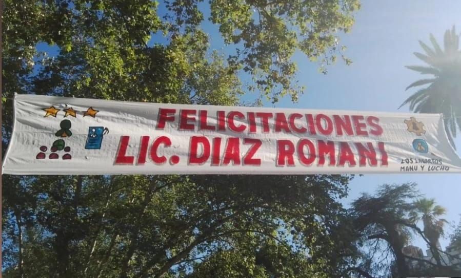 A banner that says felicitaciones lic diaz romani