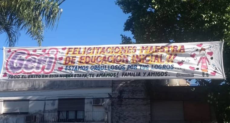 Una pancarta cuelga en el costado de un edificio.