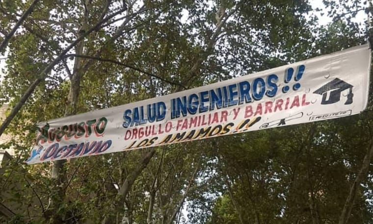 Una pancarta colgada de un árbol que dice Salud Ingenieros