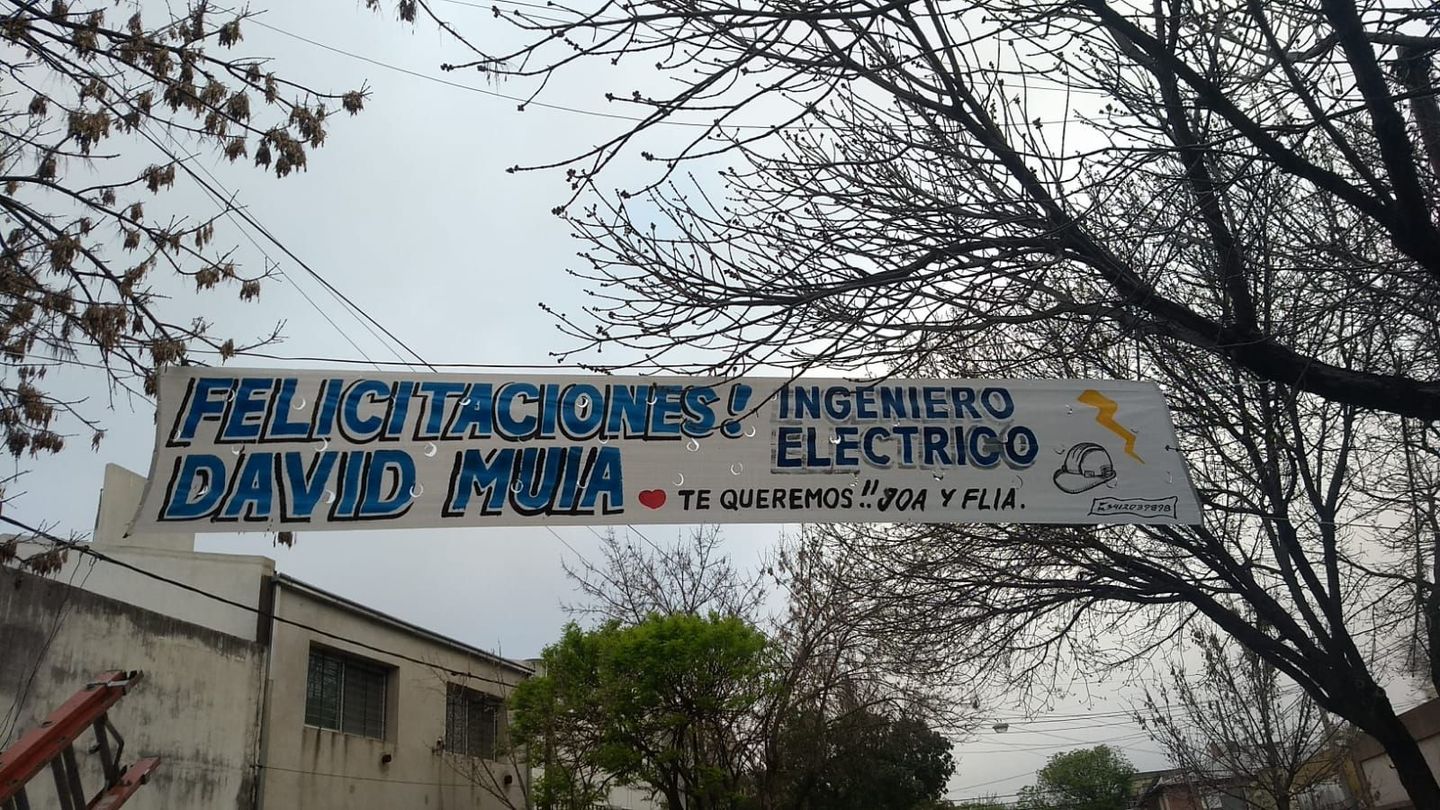 A sign that says felicitaciones ingeniero electrico on it
