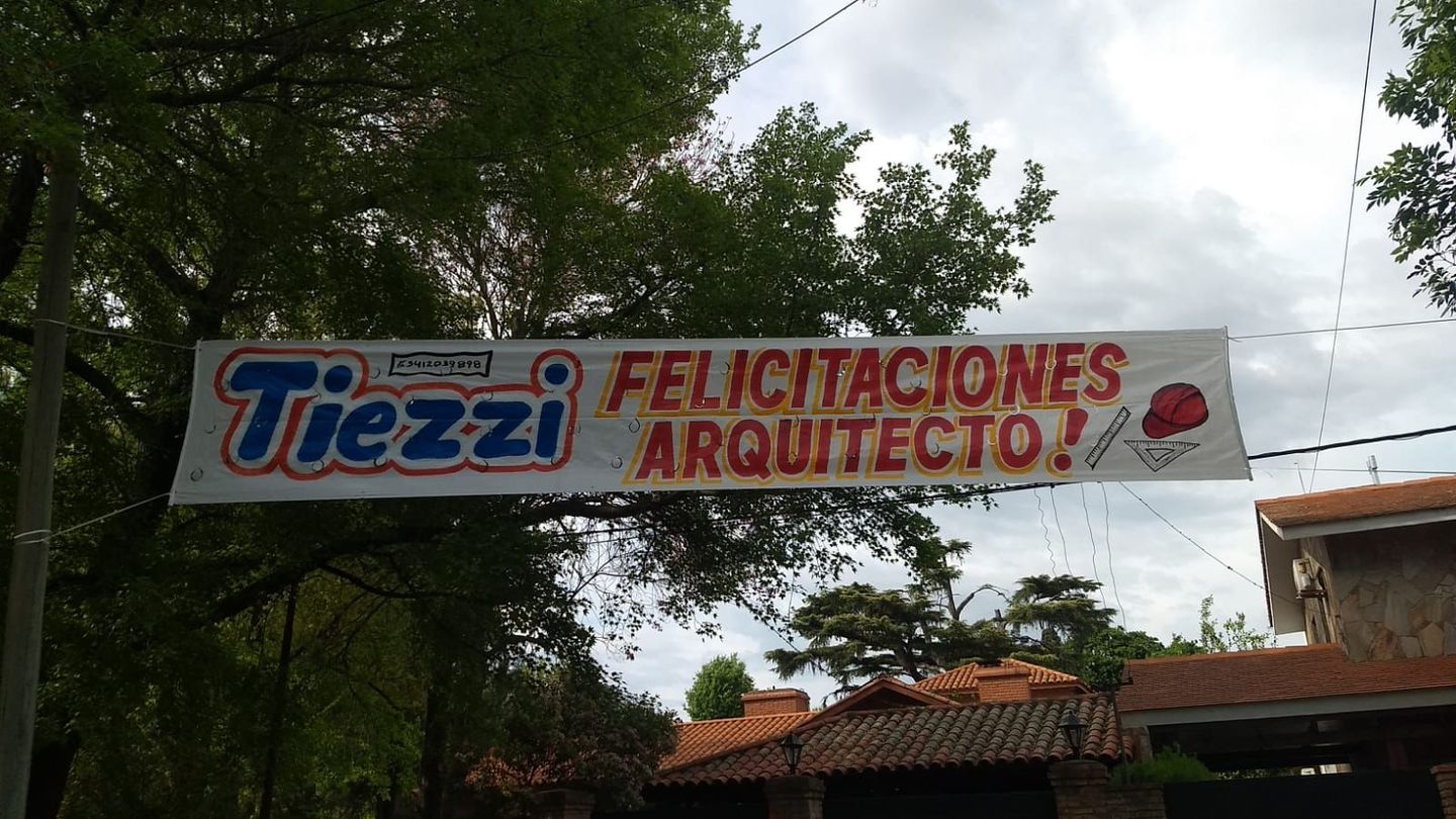 A sign that says tiezzi felicitaciones arquitecto on it