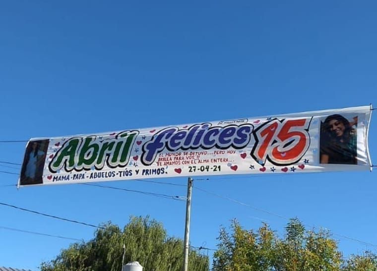 Una pancarta que dice abril felices 15 en ella