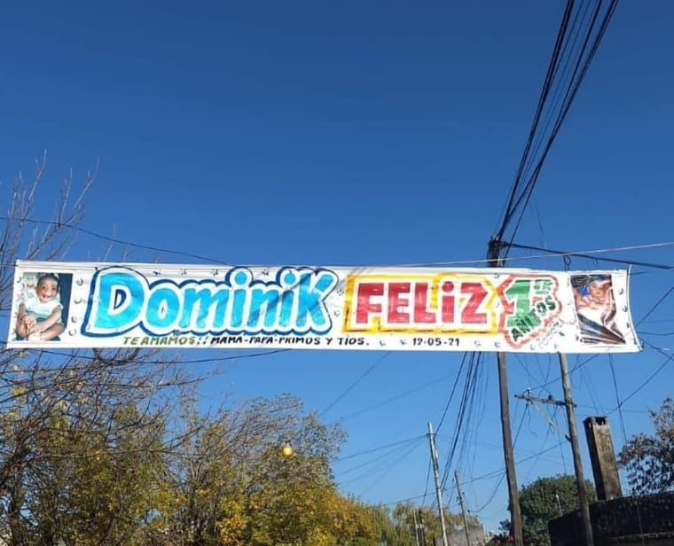 Una pancarta que dice Dominik Feliz cuelga sobre una calle.