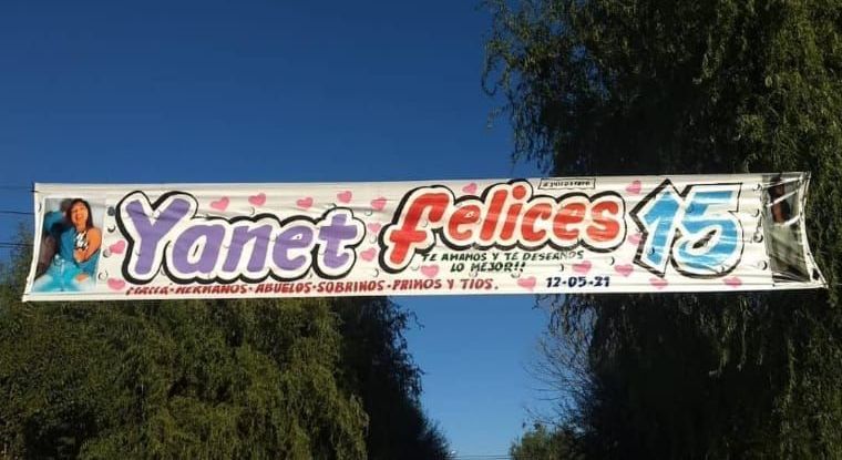 Una pancarta que dice Yanet Felices 15.