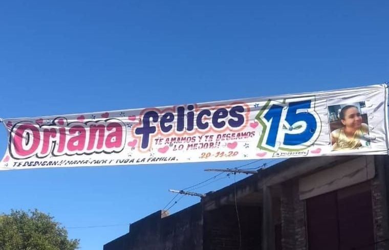 Una pancarta de Oriana Felices 15 cuelga sobre un edificio