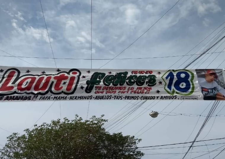 Un cartel que tiene el número 18