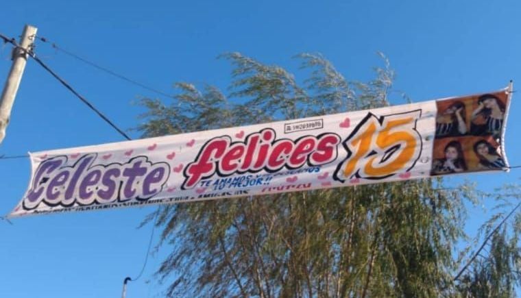 Una pancarta que dice Celeste Felices 15 cuelga de un poste