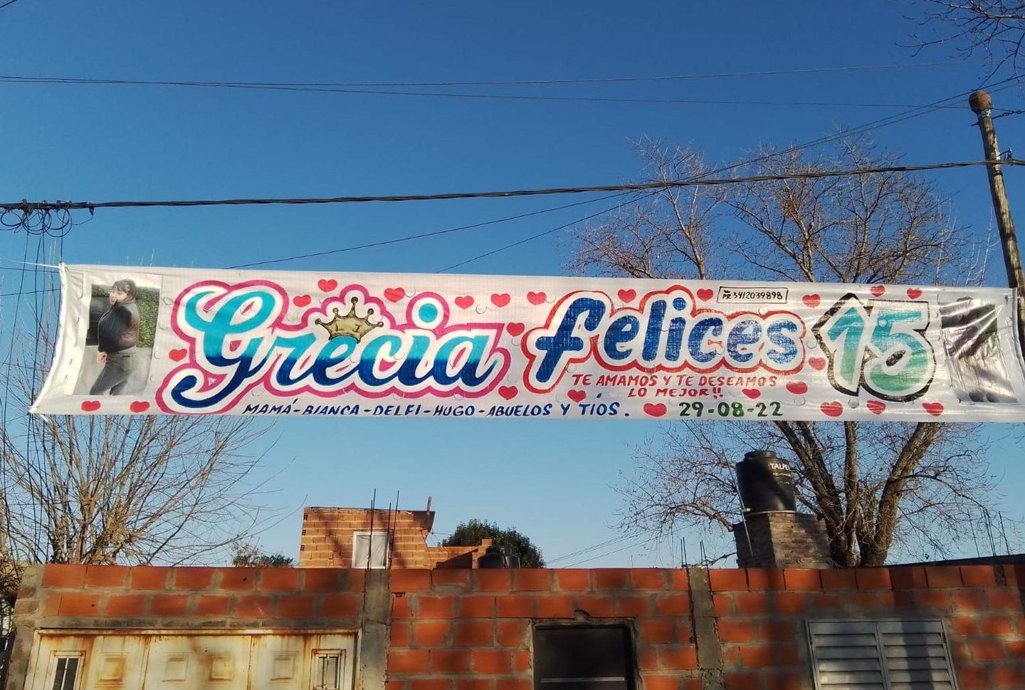 Una pancarta que dice Yazmin Felices 15.