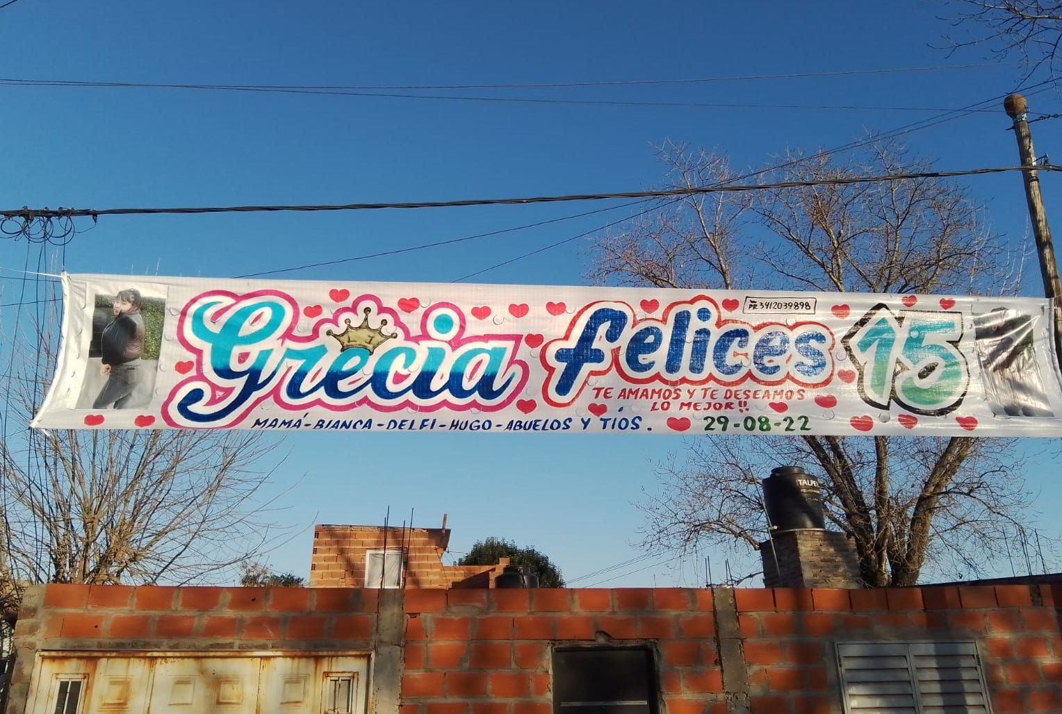 Una pancarta que dice Yazmin Felices 15.