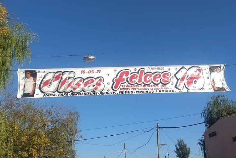 Una pancarta que dice felices cuelga sobre una calle