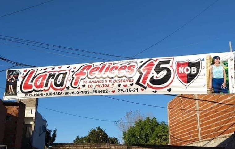 Una pancarta que dice Lara Felices 15.