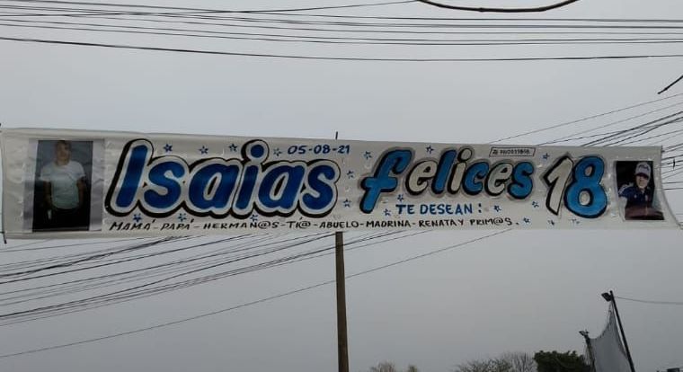Un cartel que dice Isaías Felices 18.