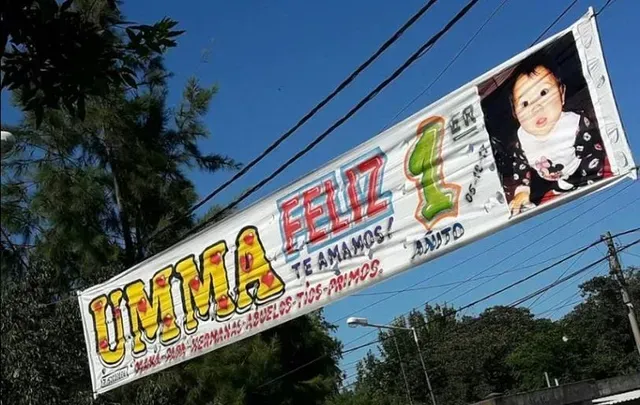 Una pancarta que dice 