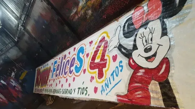 Un cartel con una imagen de Minnie Mouse.