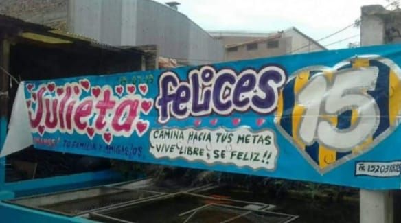 Una pancarta azul que dice felices.