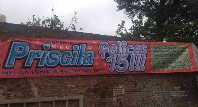 Un cartel rojo que dice priscilla felices 15