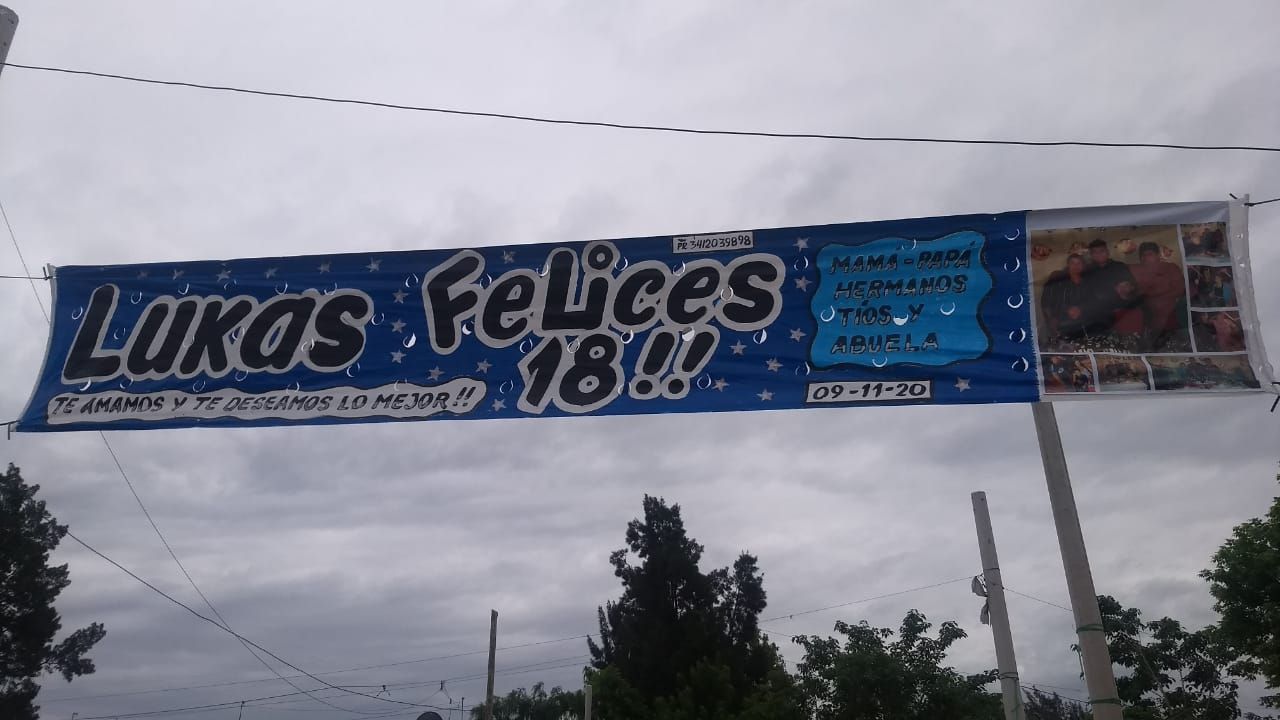 Una pancarta azul que dice Lukas Felices 18.